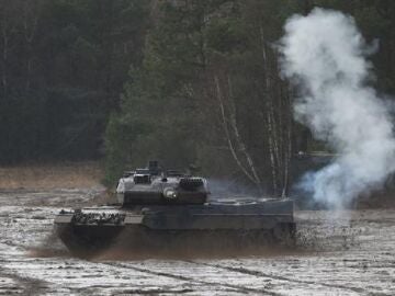 Imagen de un tanque de combate Leopard 2 en acción