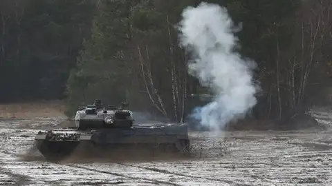 Imagen de un tanque de combate Leopard 2 en acción Imagen de un tanque de combate Leopard 2 en acción