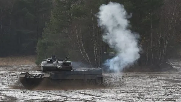 Imagen de un tanque de combate Leopard 2 en acción Imagen de un tanque de combate Leopard 2 en acción