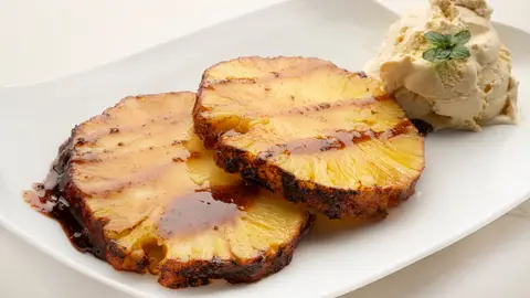 Arguiñano elabora un postre de lujo, barato y fácil: piña especiada Arguiñano elabora un postre de lujo, barato y fácil: piña especiada