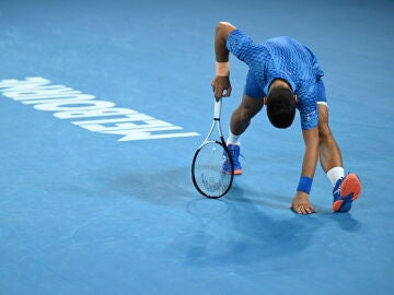 Djokovic se duele de los isquiotibiales durante el partido ante Dimitrov