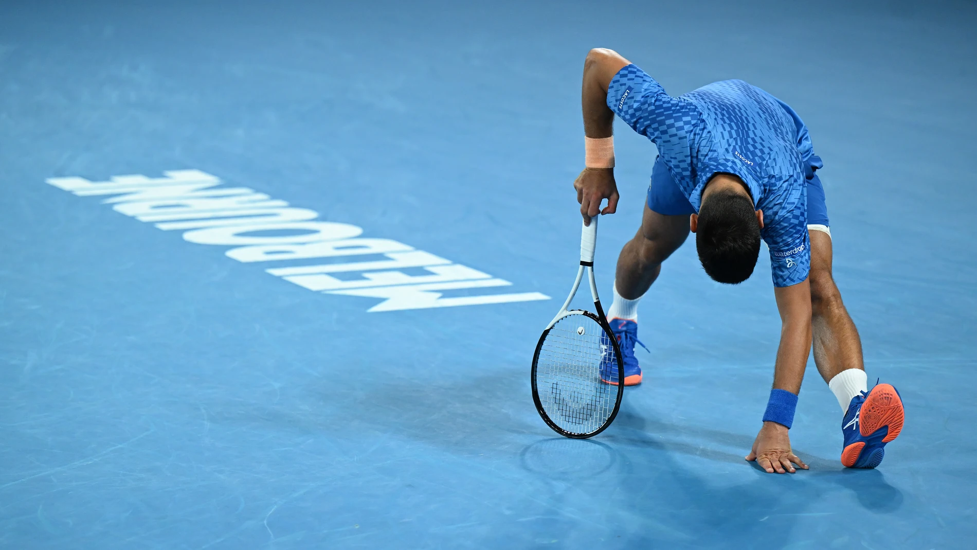 Djokovic se duele de los isquiotibiales durante el partido ante Dimitrov