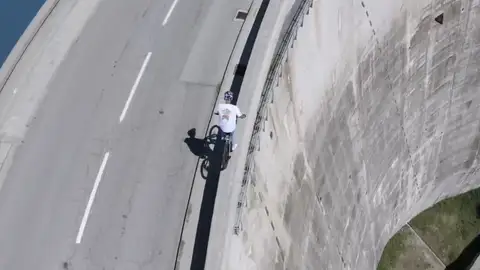 Bordea una presa de 200 metros de caída sobre dos ruedas para grabar el reto Bordea una presa de 200 metros de caída sobre dos ruedas para grabar el reto