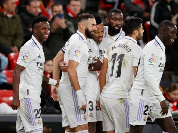 El Real Madrid celebra el gol de Benzema ante el Athletic