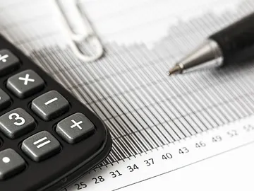 Imagen de archivo de una calculadora y de facturas Imagen de archivo de una calculadora y de facturas