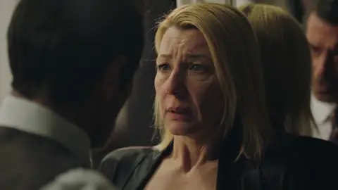 Yekta descubre que Laçin mintió acerca de dónde estuvo la noche en que Engin fue asesinado Yekta descubre que Laçin mintió acerca de dónde estuvo la noche en que Engin fue asesinado