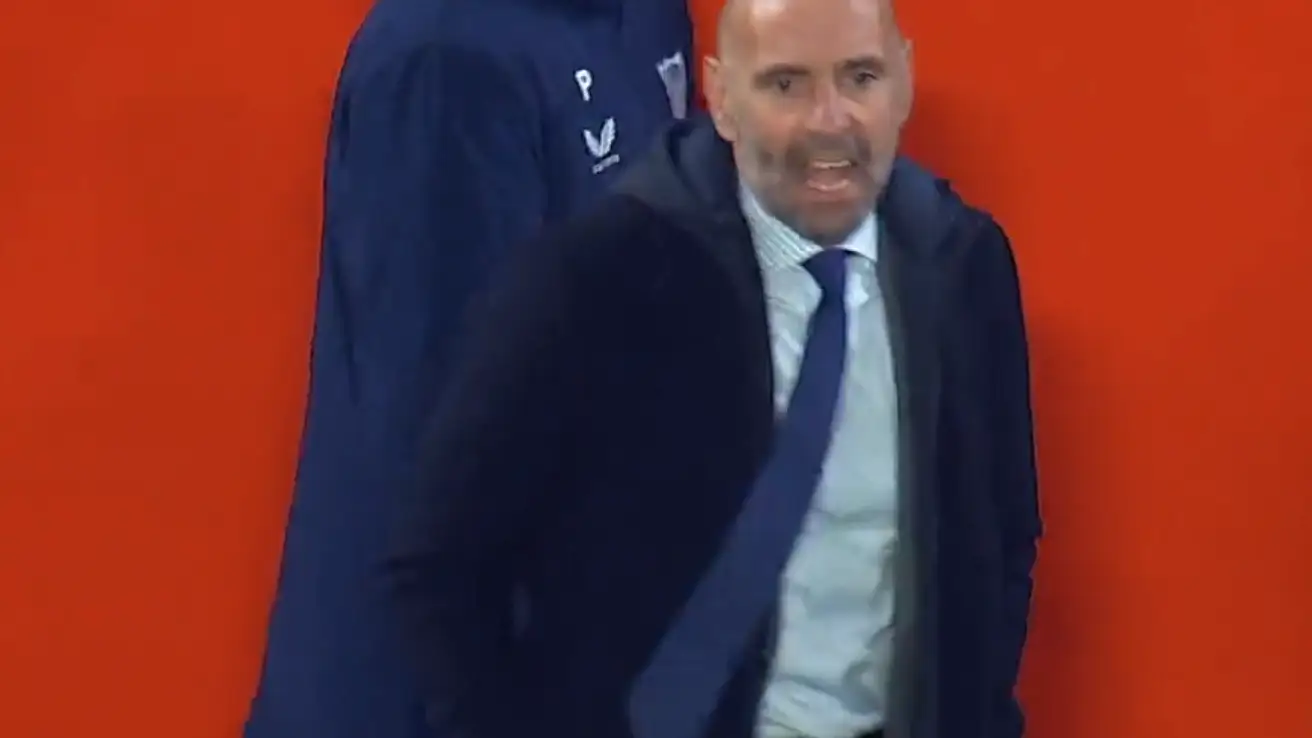 Monchi, enfadado al descanso tras el gol anulado al Sevilla
