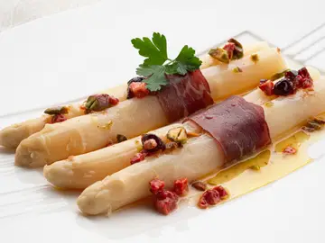 Receta hiper fácil de Arguiñano: espárragos con cecina y vinagreta Receta hiper fácil de Arguiñano: espárragos con cecina y vinagreta