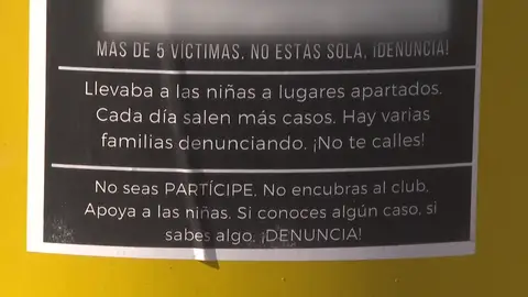 Aparecen decenas de carteles en la Universidad de Huelva en los que ponen cara al entrenador detenido por abusos Aparecen decenas de carteles en la Universidad de Huelva en los que ponen cara al entrenador detenido por abusos