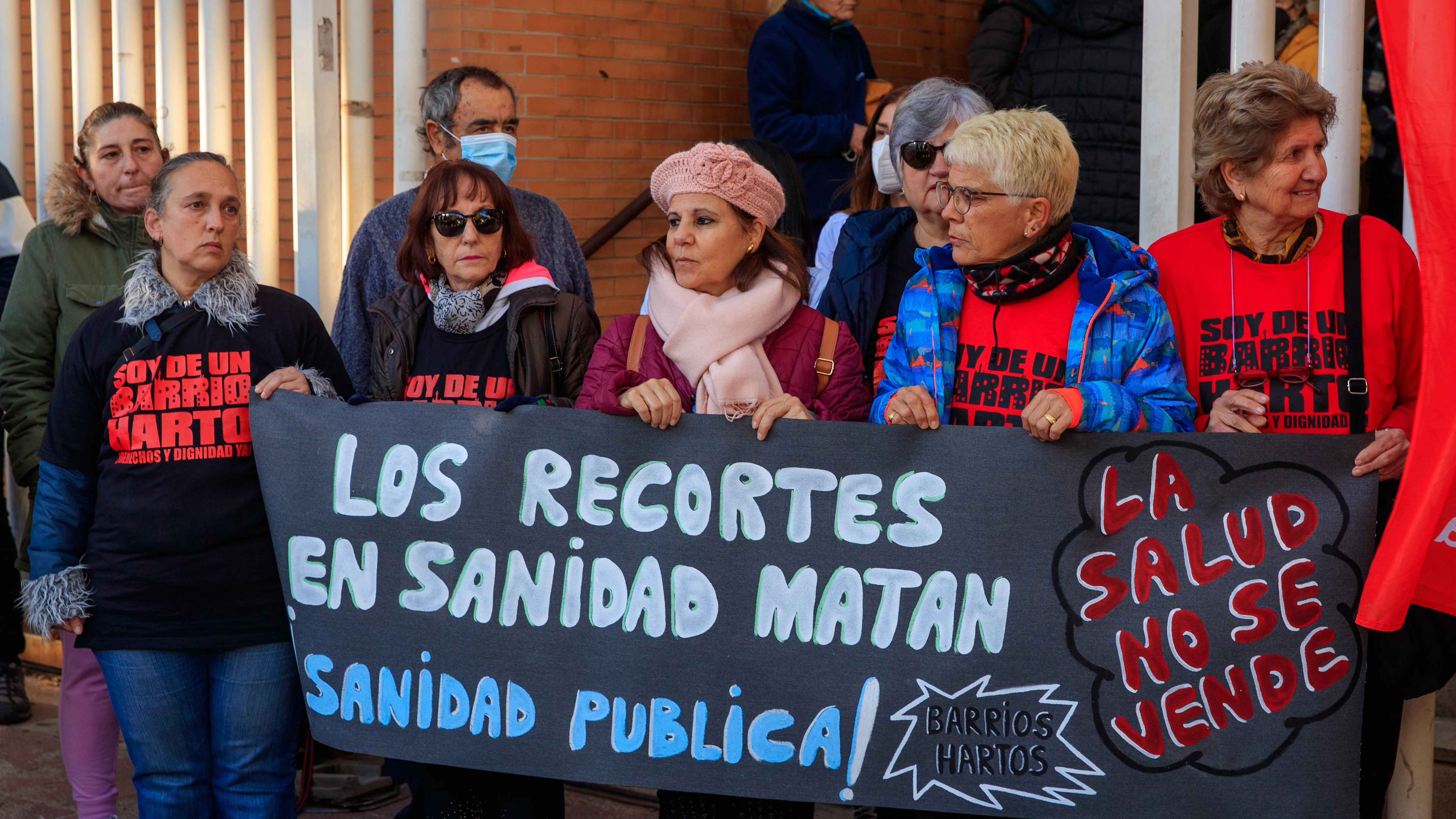 Médicos, personal sanitario, pacientes e integrantes del Sindicato Médico de Primaria (SMP) y de CCOO durante la concentración convocada en Sevilla Médicos, personal sanitario, pacientes e integrantes del Sindicato Médico de Primaria (SMP) y de CCOO durante la concentración convocada en Sevilla