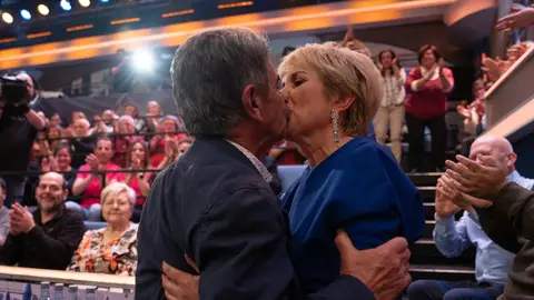 Miguel Ángel Revilla le hace un homenaje al amor de su vida, su mujer Aurora: "Por eso te pedí celebrar m cumpleaños aquí y que viniera ella" Miguel Ángel Revilla le hace un homenaje al amor de su vida, su mujer Aurora: "Por eso te pedí celebrar m cumpleaños aquí y que viniera ella"