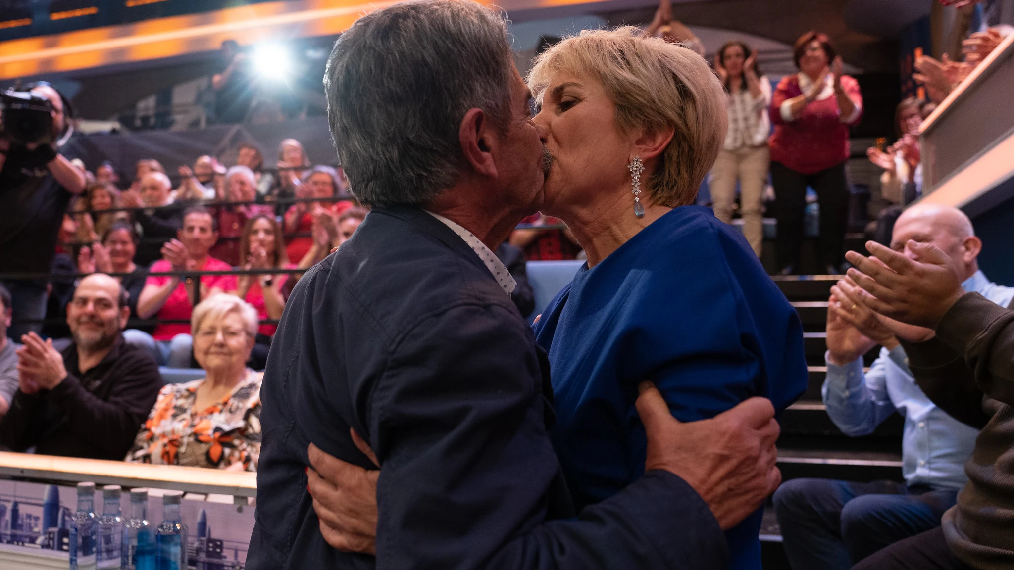 Miguel Ángel Revilla le hace un homenaje al amor de su vida, su mujer Aurora: "Por eso te pedí celebrar m cumpleaños aquí y que viniera ella" Miguel Ángel Revilla le hace un homenaje al amor de su vida, su mujer Aurora: "Por eso te pedí celebrar m cumpleaños aquí y que viniera ella"