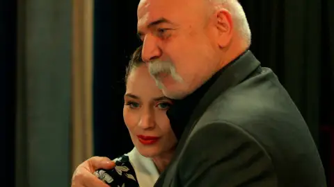 Çolak le pide matrimonio a Betül y ella acepta… ¿Se celebrará pronto la boda? Çolak le pide matrimonio a Betül y ella acepta… ¿Se celebrará pronto la boda?