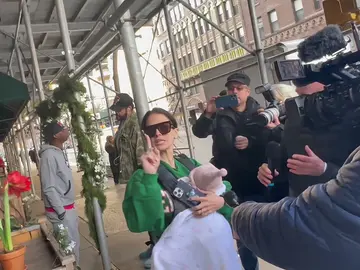 Hilaria Baldwin con los paparazzis Hilaria Baldwin con los paparazzis