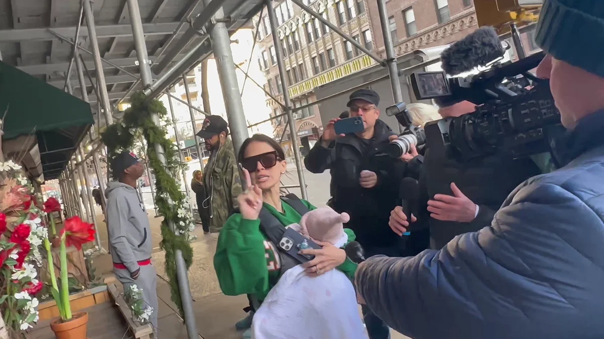 Hilaria Baldwin con los paparazzis