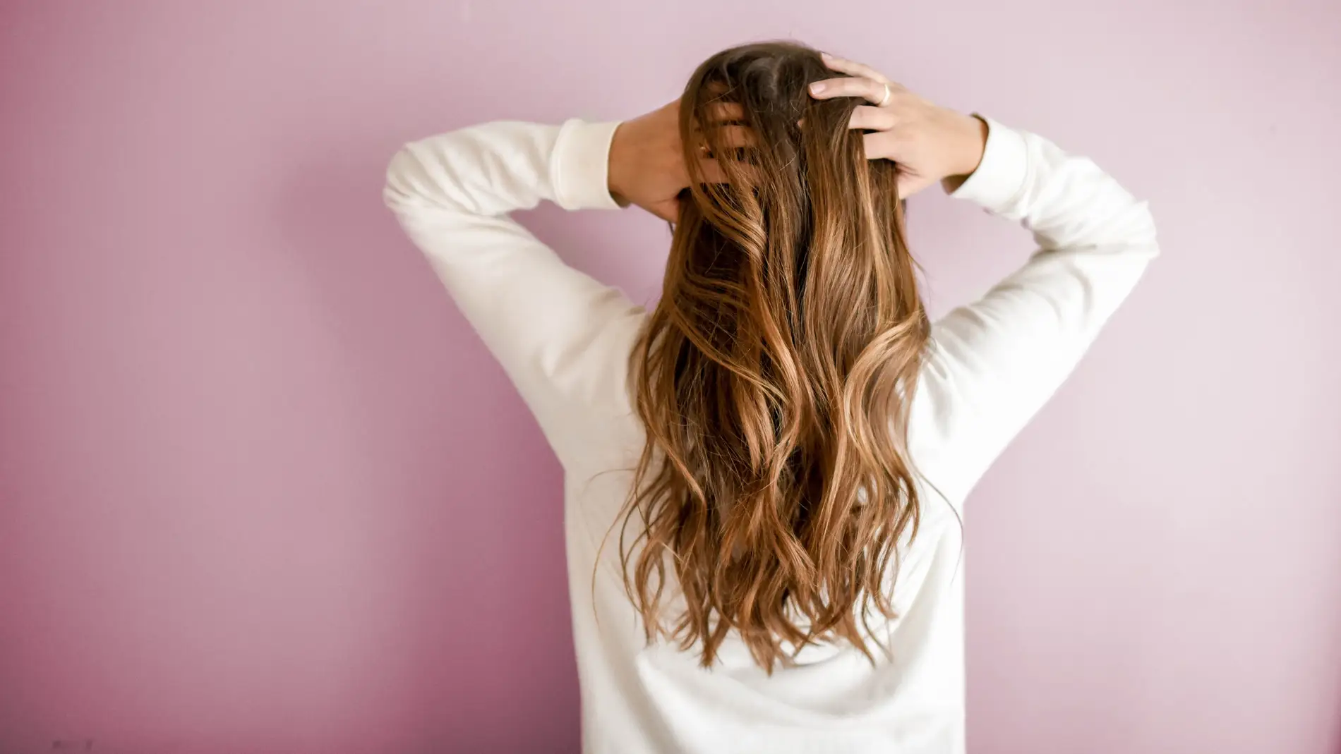 Mujer mostrando su pelo