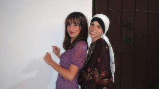 Elena Huelva junto a su hermana