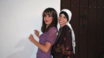 Elena Huelva junto a su hermana