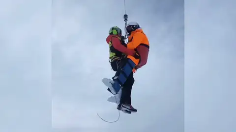 Imagen del rescate en helicóptero en Baqueira Beret Antena 3 Noticias