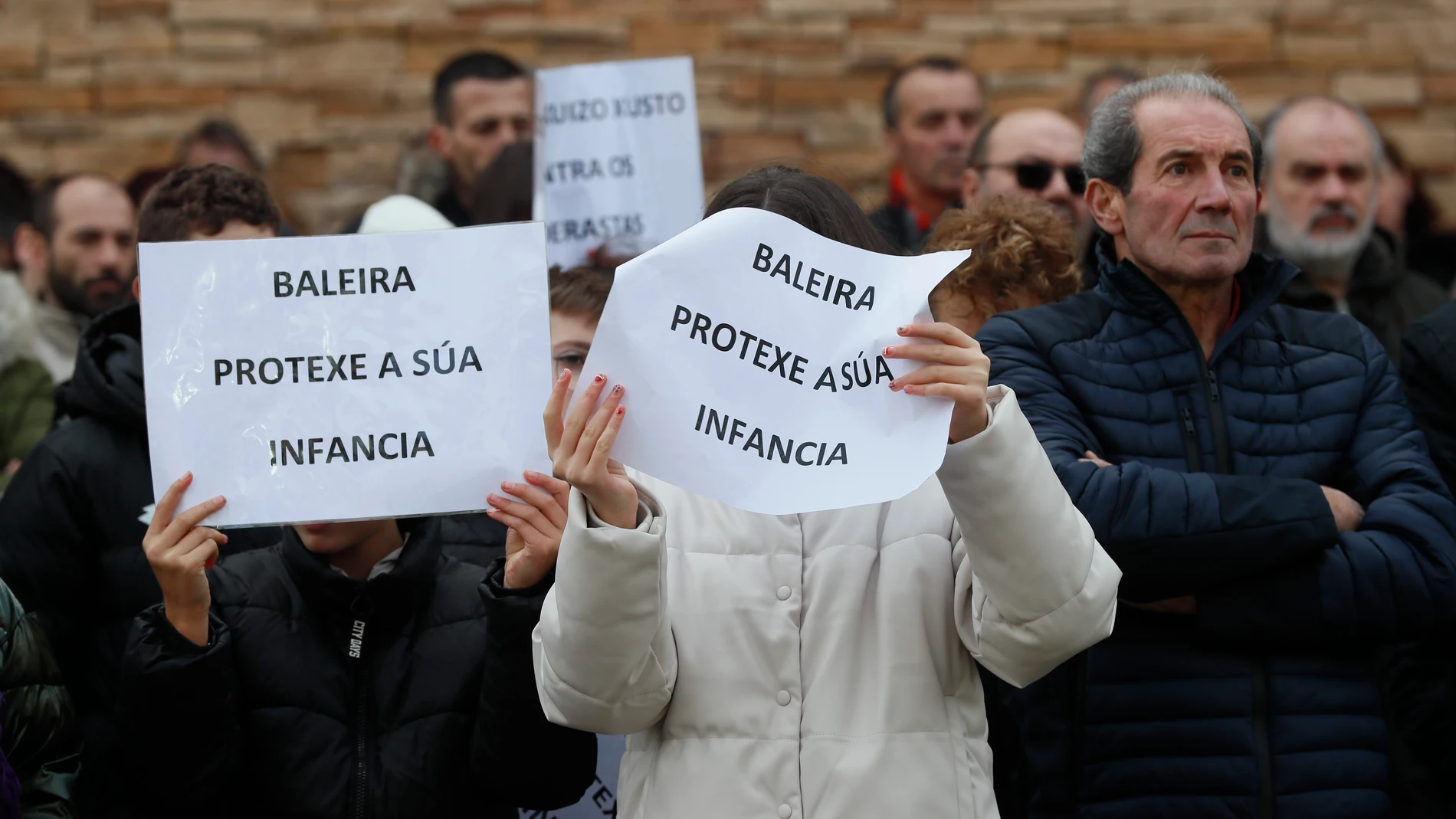 Vecinos de Baleira participan en una concentración delante del Ayuntamiento