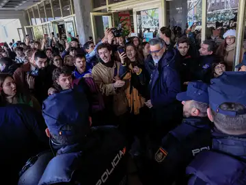 Agentes de Policía ante los estudiantes que protestan contra Ayuso Agentes de Policía ante los estudiantes que protestan contra Ayuso