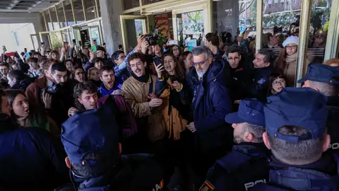Agentes de Policía ante los estudiantes que protestan contra Ayuso Agentes de Policía ante los estudiantes que protestan contra Ayuso