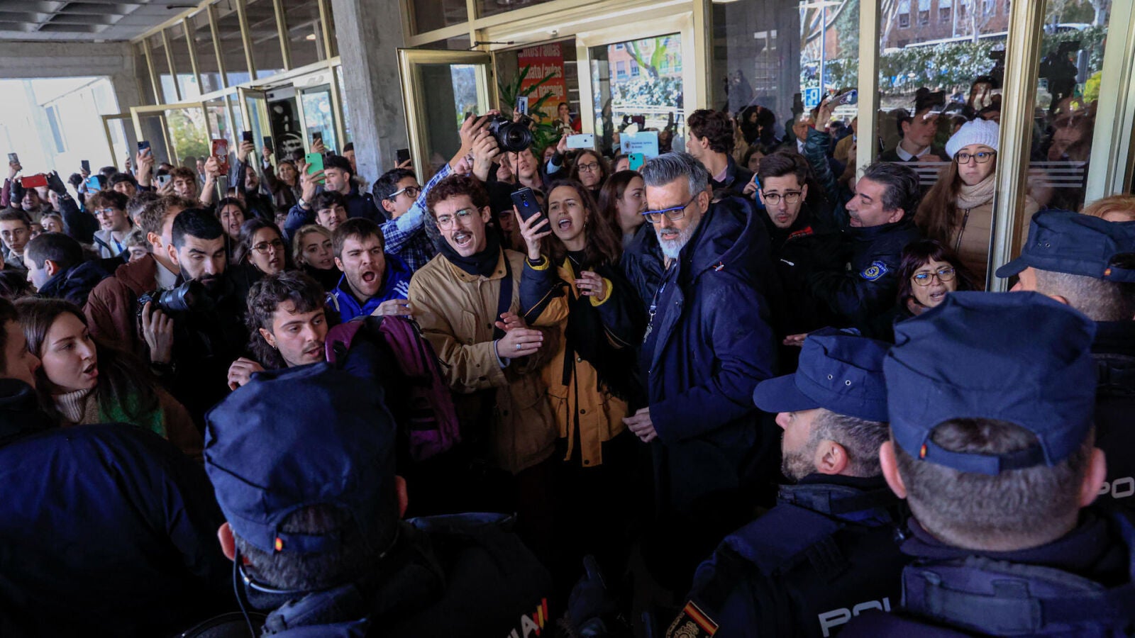 Dos bandos divididos reciben a Díaz Ayuso en la Universidad Complutense ante el nombramiento de alumna ilustre