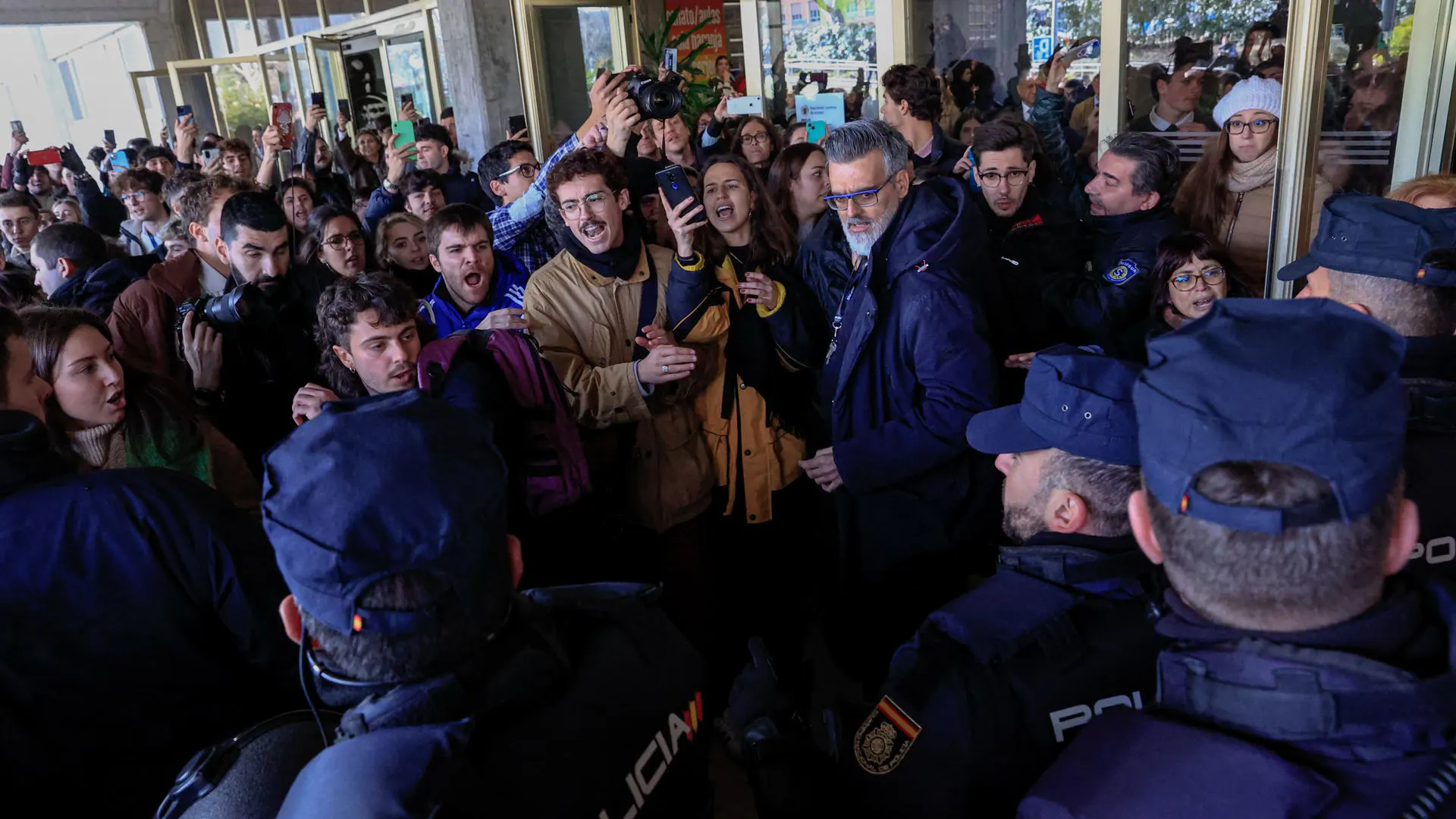 Agentes de Policía ante los estudiantes que protestan contra Ayuso Agentes de Policía ante los estudiantes que protestan contra Ayuso