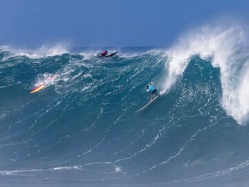 Un surfista desciende una ola en el Eddie Aikau Big Wave Invitational 2023