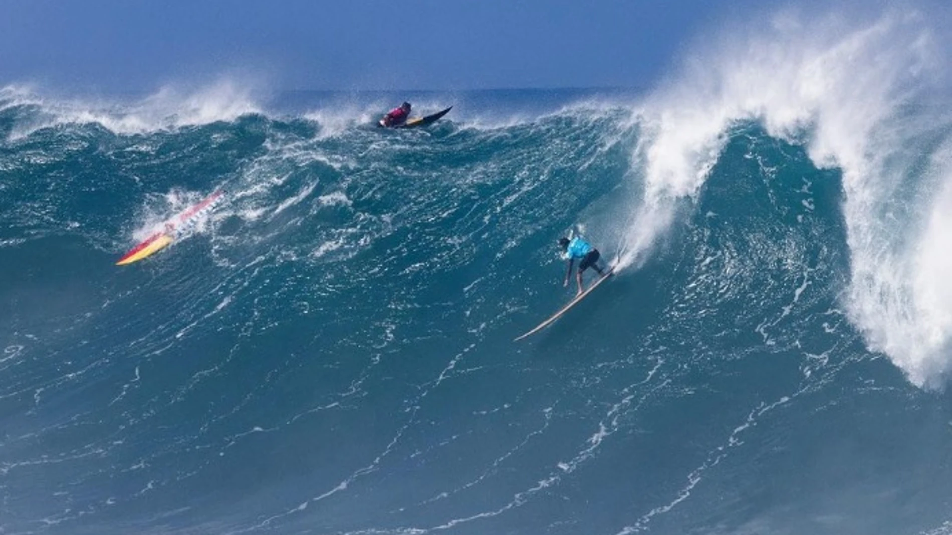 Un surfista desciende una ola en el Eddie Aikau Big Wave Invitational 2023