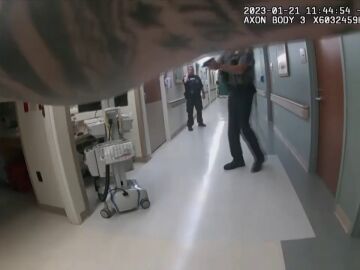 El momento en el que la policía intenta que la mujer que mató a su marido en Estados Unidos y se atrincheró salga del hospital