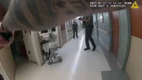 El momento en el que la policía intenta que la mujer que mató a su marido en Estados Unidos y se atrincheró salga del hospital El momento en el que la policía intenta que la mujer que mató a su marido en Estados Unidos y se atrincheró salga del hospital