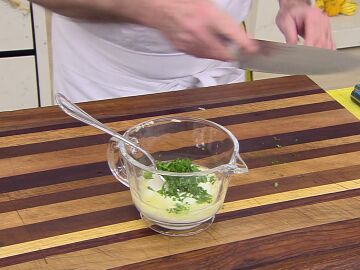 Salsa casera de yogur: el truco de Arguiñano para hacerla en 2 minutos