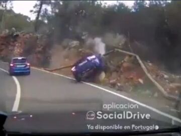 El momento en el que el coche choca en la curva