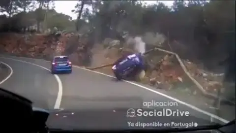 El momento en el que el coche choca en la curva El momento en el que el coche choca en la curva