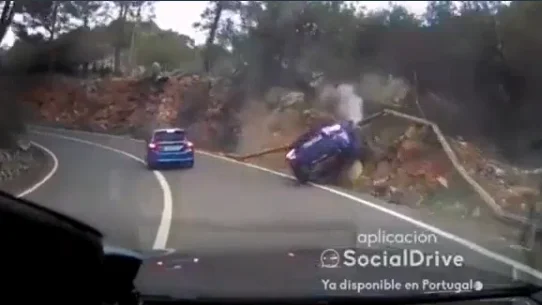 El momento en el que el coche choca en la curva