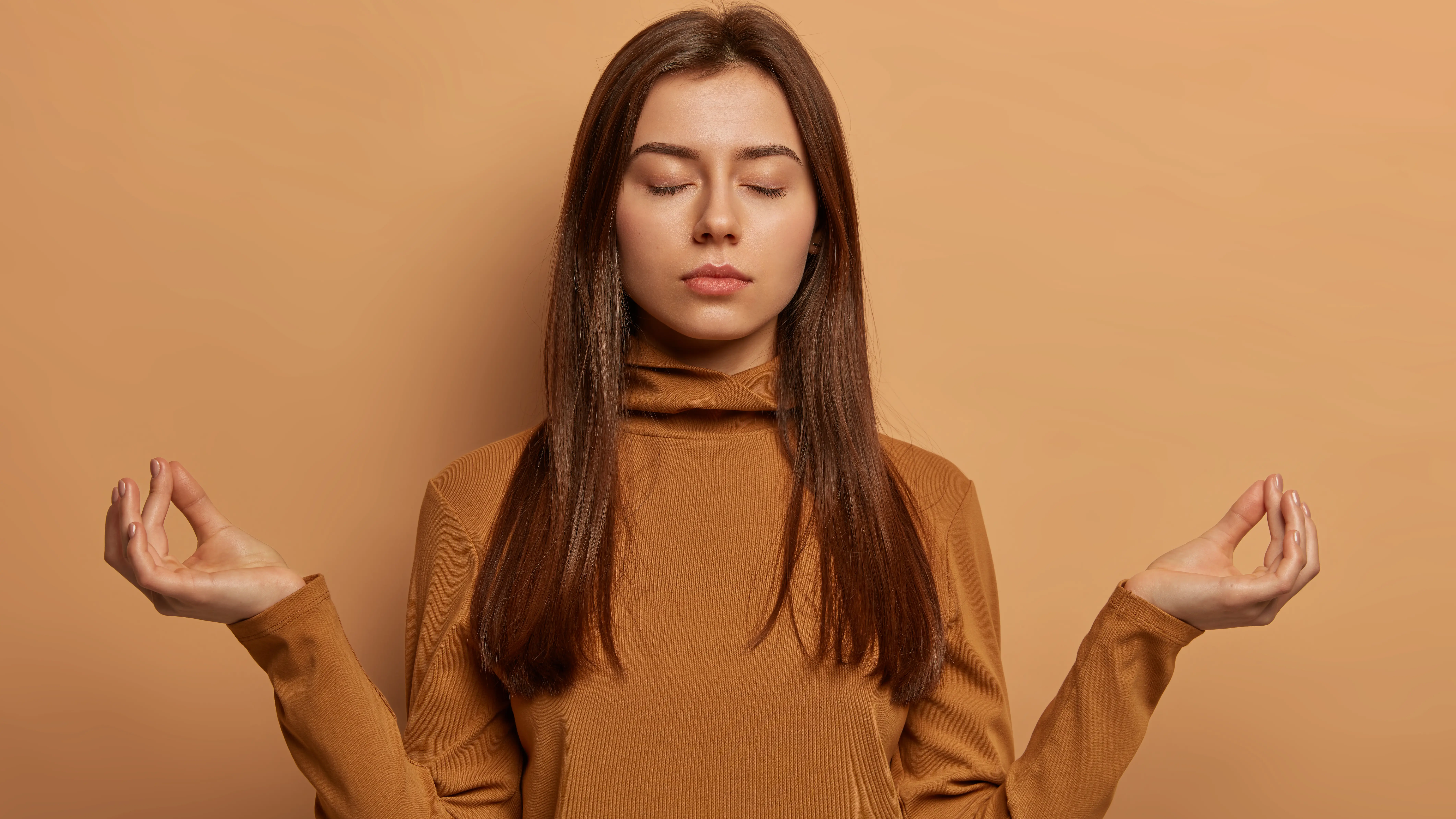 Una mujer meditando 