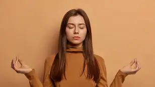 Una mujer meditando 