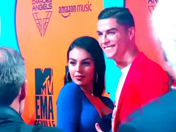 Georgina y Cristiano Ronaldo buscan al chef perfecto para su familia: ¡Cobrará 5.200 euros al mes! Georgina y Cristiano Ronaldo buscan al chef perfecto para su familia: ¡Cobrará 5.200 euros al mes!