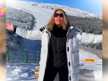 ¡La guía turística Norma Duval vuelve a las andadas! Esta vez lo hace promocionando a España ¡La guía turística Norma Duval vuelve a las andadas! Esta vez lo hace promocionando a España