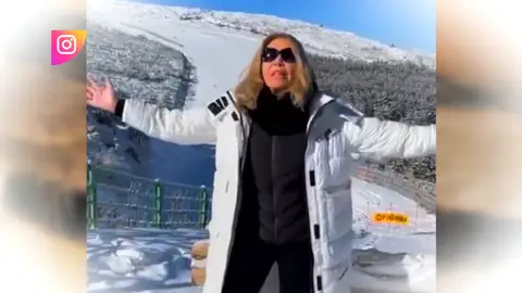 ¡La guía turística Norma Duval vuelve a las andadas! Esta vez lo hace promocionando a España ¡La guía turística Norma Duval vuelve a las andadas! Esta vez lo hace promocionando a España