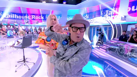 José Corbacho, todo un Elvis para Bibiana Fernández: “Ha bajado al suelo más que Chanel” José Corbacho, todo un Elvis para Bibiana Fernández: “Ha bajado al suelo más que Chanel”