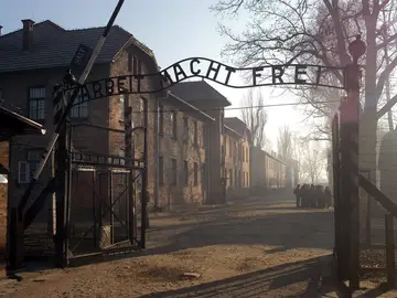 Fotografía de archivo de la entrada al antiguo campo de exterminio nazi Auschwitz Fotografía de archivo de la entrada al antiguo campo de exterminio nazi Auschwitz