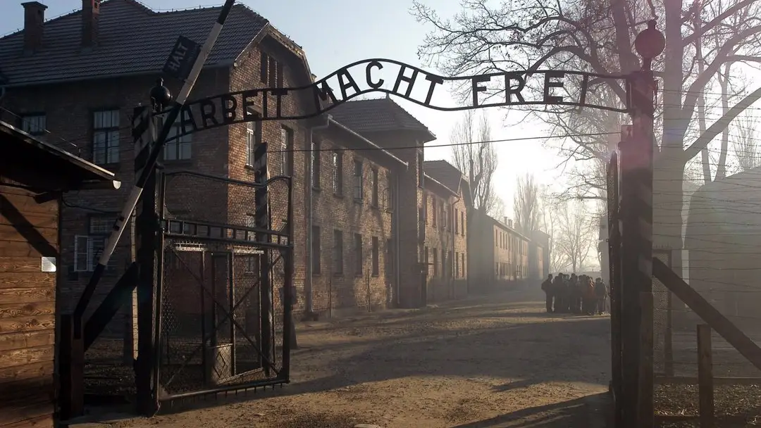 Fotografía de archivo de la entrada al antiguo campo de exterminio nazi Auschwitz Fotografía de archivo de la entrada al antiguo campo de exterminio nazi Auschwitz