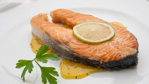 Receta rápida de salmón con salsa de cítricos, mostaza y miel, de Karlos Arguiñano Receta rápida de salmón con salsa de cítricos, mostaza y miel, de Karlos Arguiñano