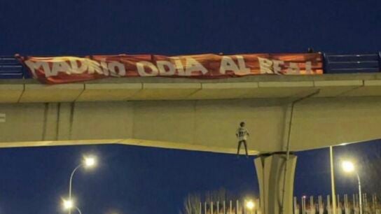 Imagen del mu&ntilde;eco de Vinicius colgado en un puente de Madrid