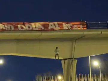 Imagen del muñeco de Vinicius colgado en un puente de Madrid Imagen del muñeco de Vinicius colgado en un puente de Madrid