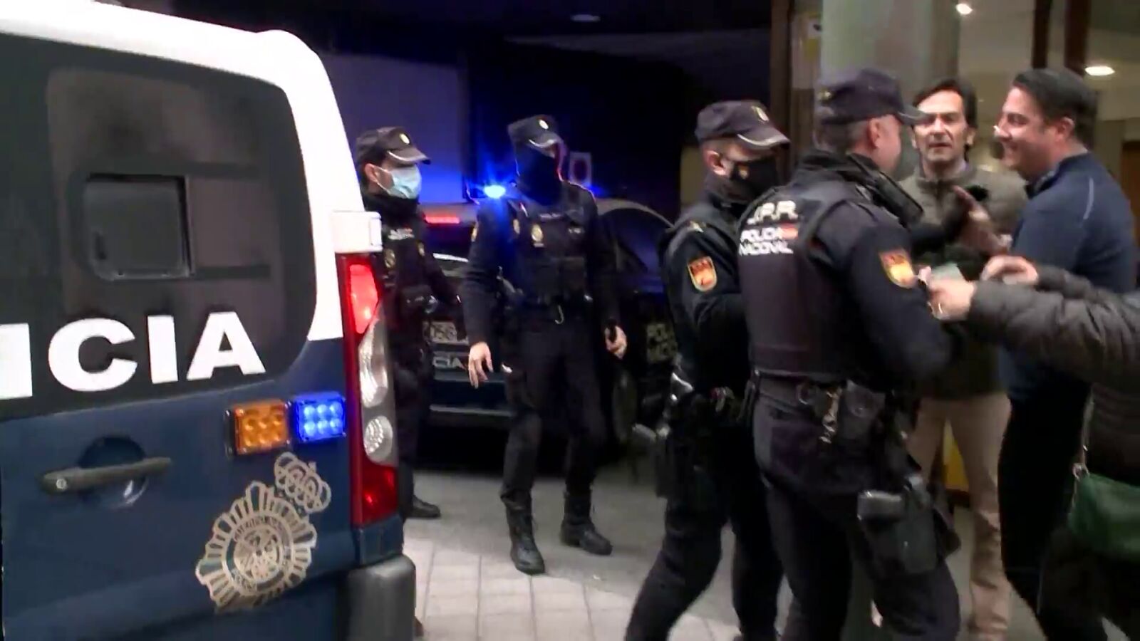VÍDEO: Los familiares increpan al presunto asesino de Paloma y de su hija de ocho años en Valladolid 