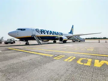 Imagen de archivo de un avión de Ryanair parado en la pista de aterrizaje en Bélgica Imagen de archivo de un avión de Ryanair parado en la pista de aterrizaje en Bélgica