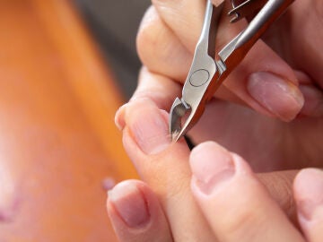 Cortando las cutículas de las uñas